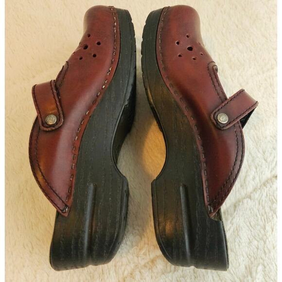 Dansko W's Clogs 38 Burgundy Red Kerrie Cabrio Slipon Buckle slippers. Round Toe - Picture 8 of 15